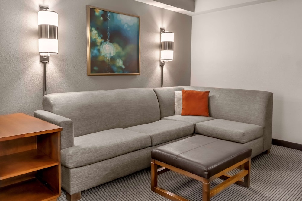 Hyatt Place Charlotte Airport / Billy Graham Parkway 32/65