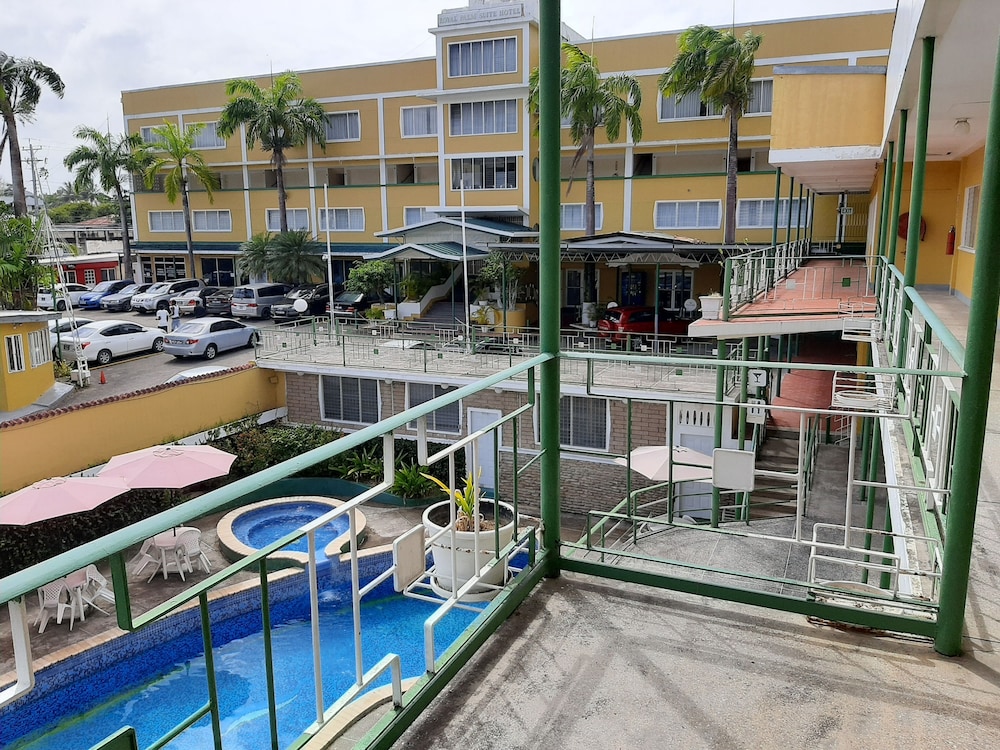 Royal Palm Suite Hotel 4/40