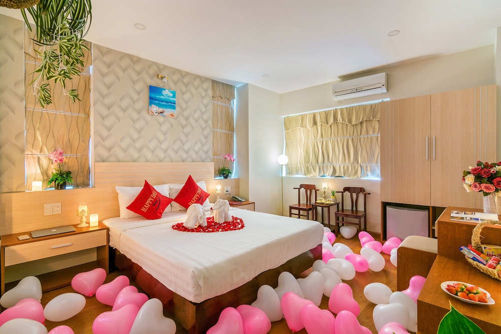Happy Day Hotel 36/69
