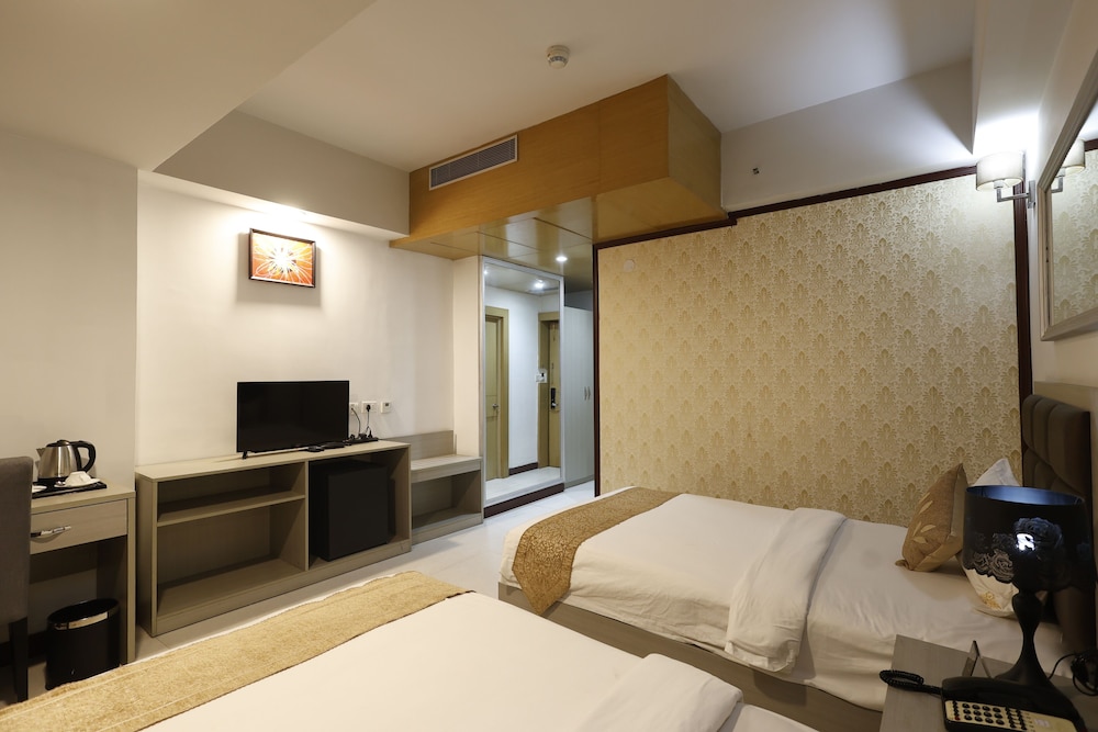 Aristocrat Hotel 18/40