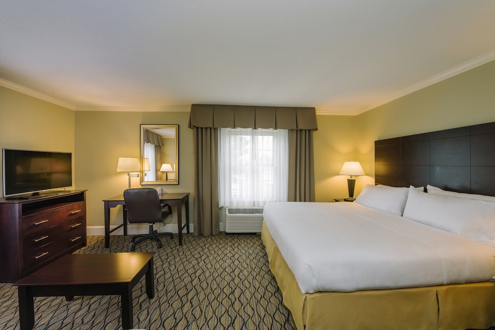 Holiday Inn Express Suites Merrimack 25/55