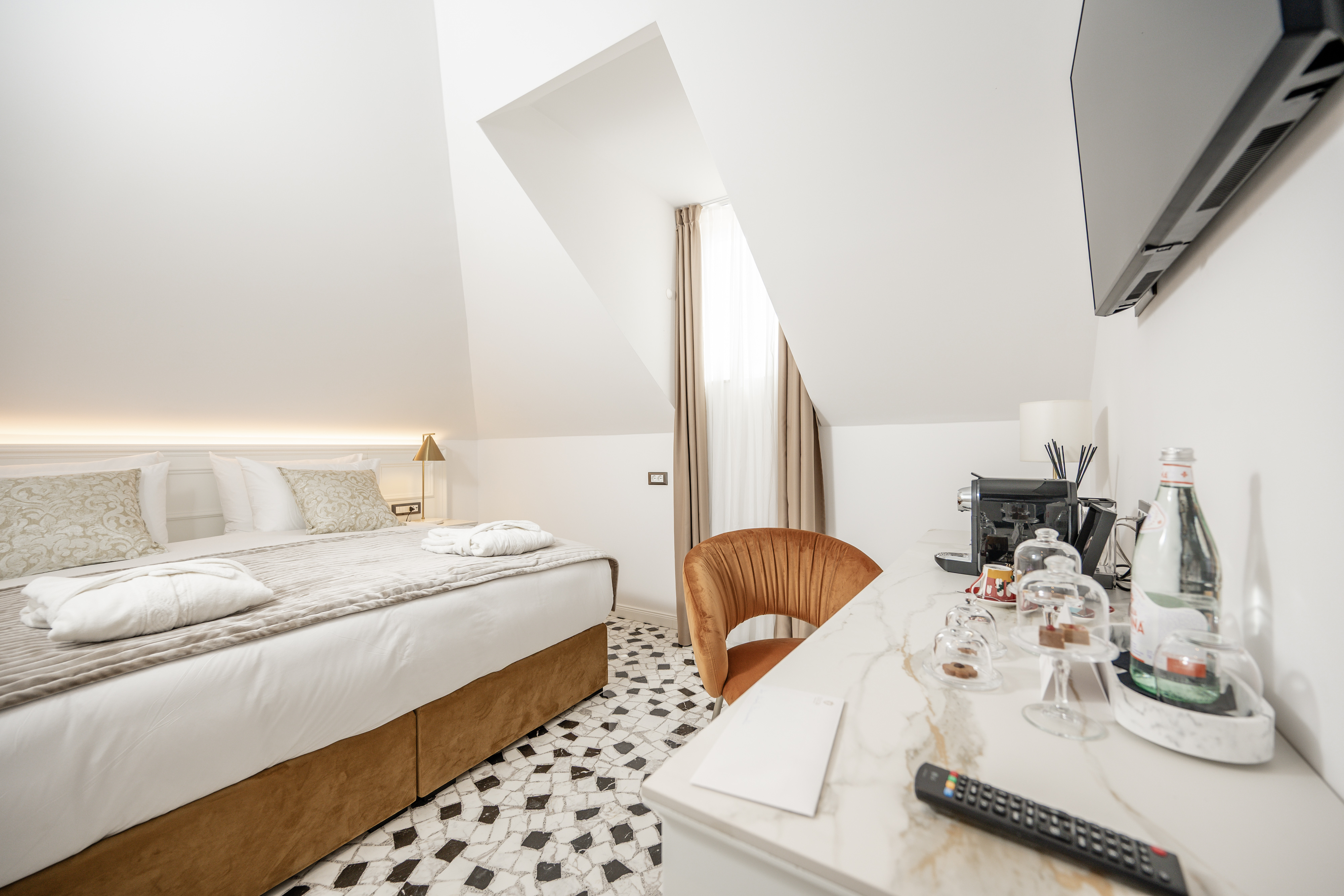 Deluxe, Attic