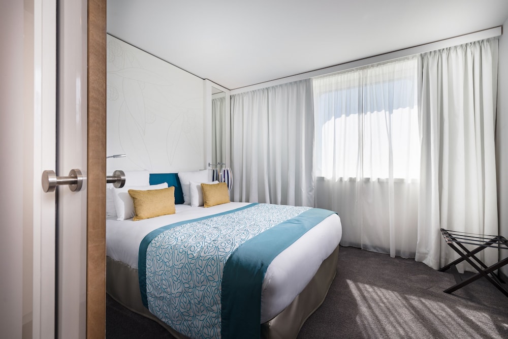 غرفة سوبيريور بسرير كينج بإطلالة على البحر، Golden Tulip Marseille Euromed 5/6