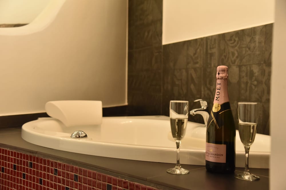 Queen Boutique Suites 38/38