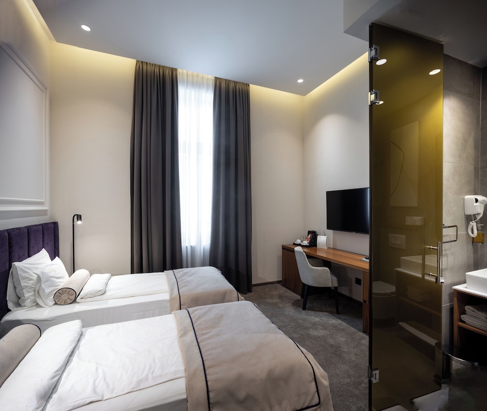 SUPERIOR, DOUBLE OR TWIN BED