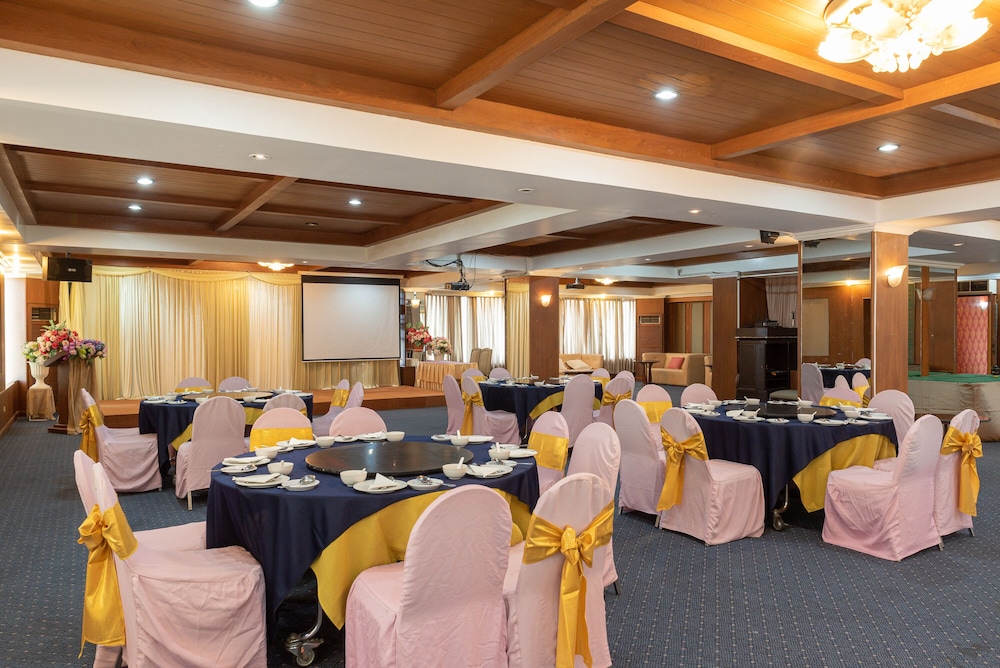 Nonthaburi Palace Hotel 62/66