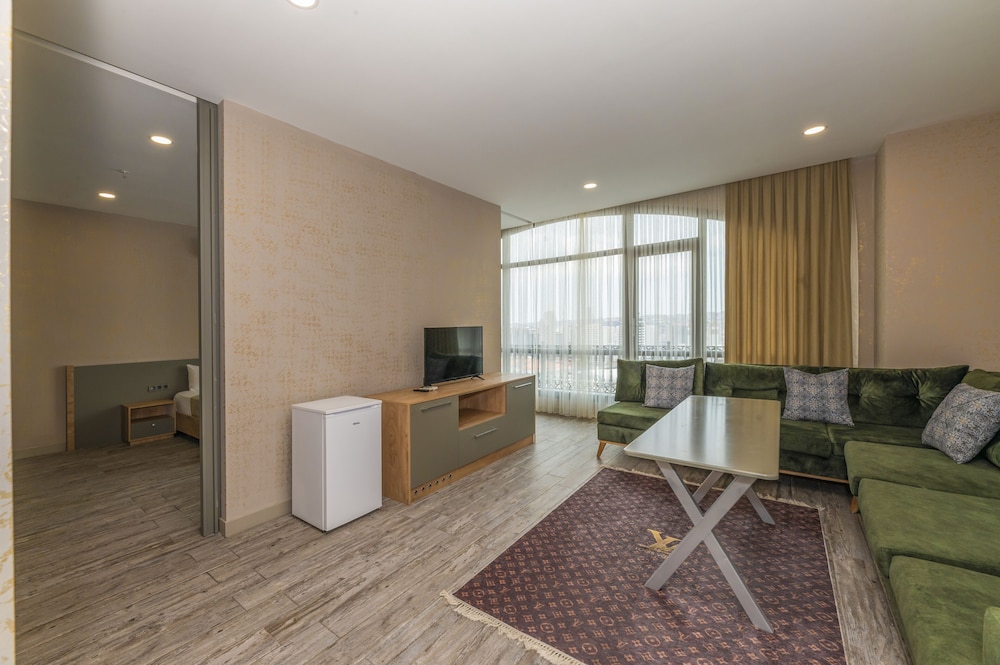 Agora Suites 53/67
