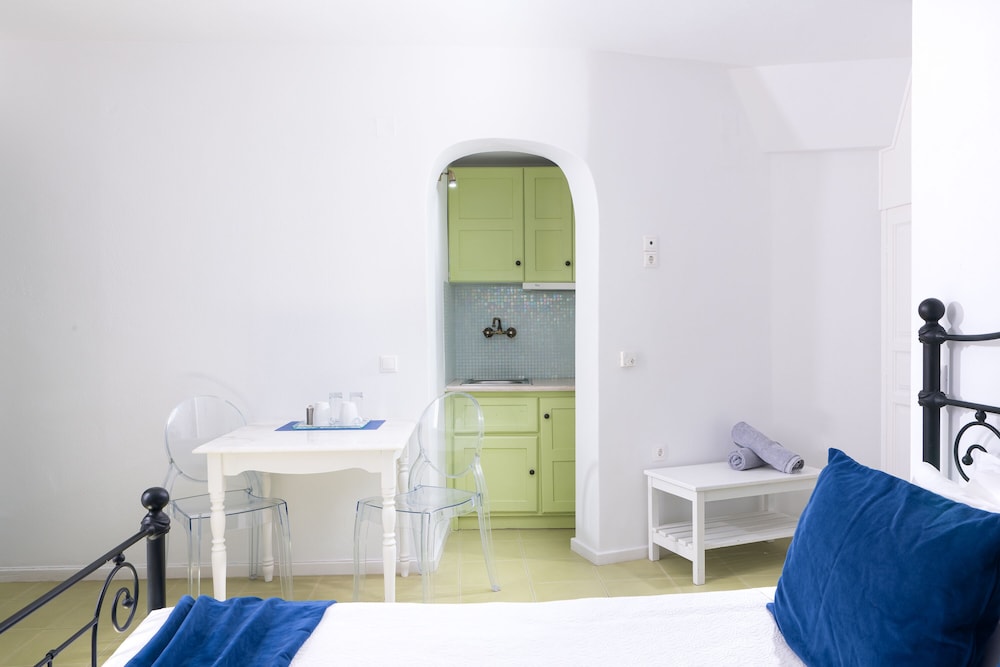 AVANT GARDE SUITES 23/82