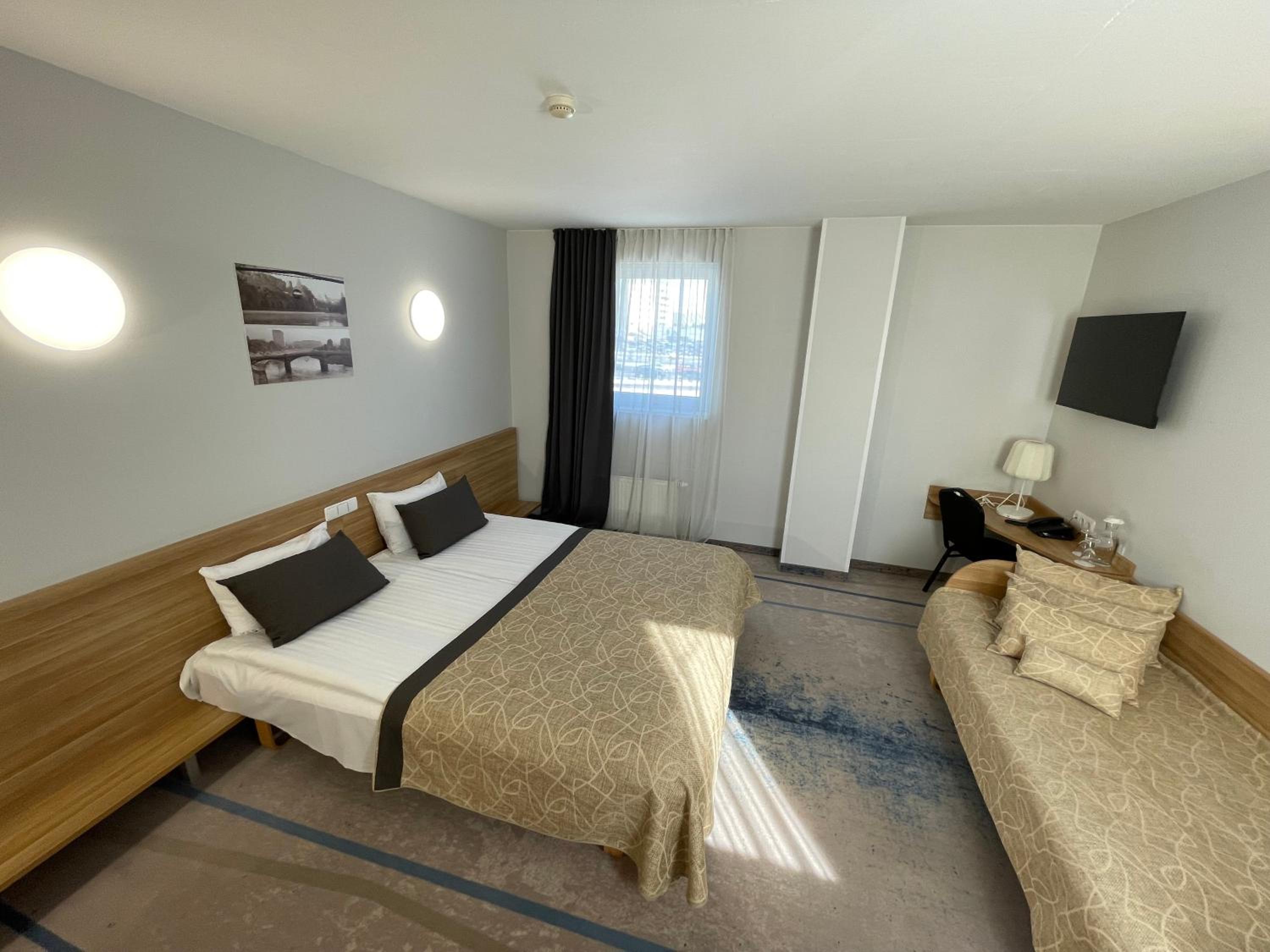 ROOM, DOUBLE BED