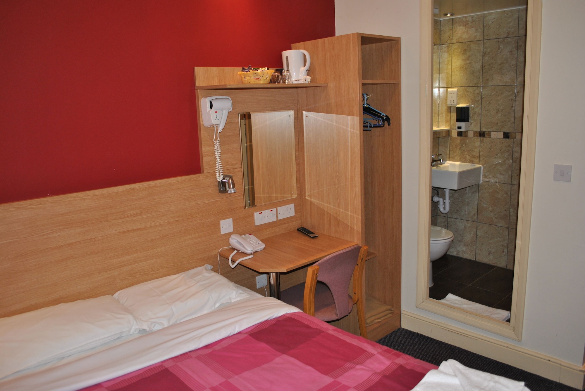 غرفة مفردة، Carlton Hotel 5/8