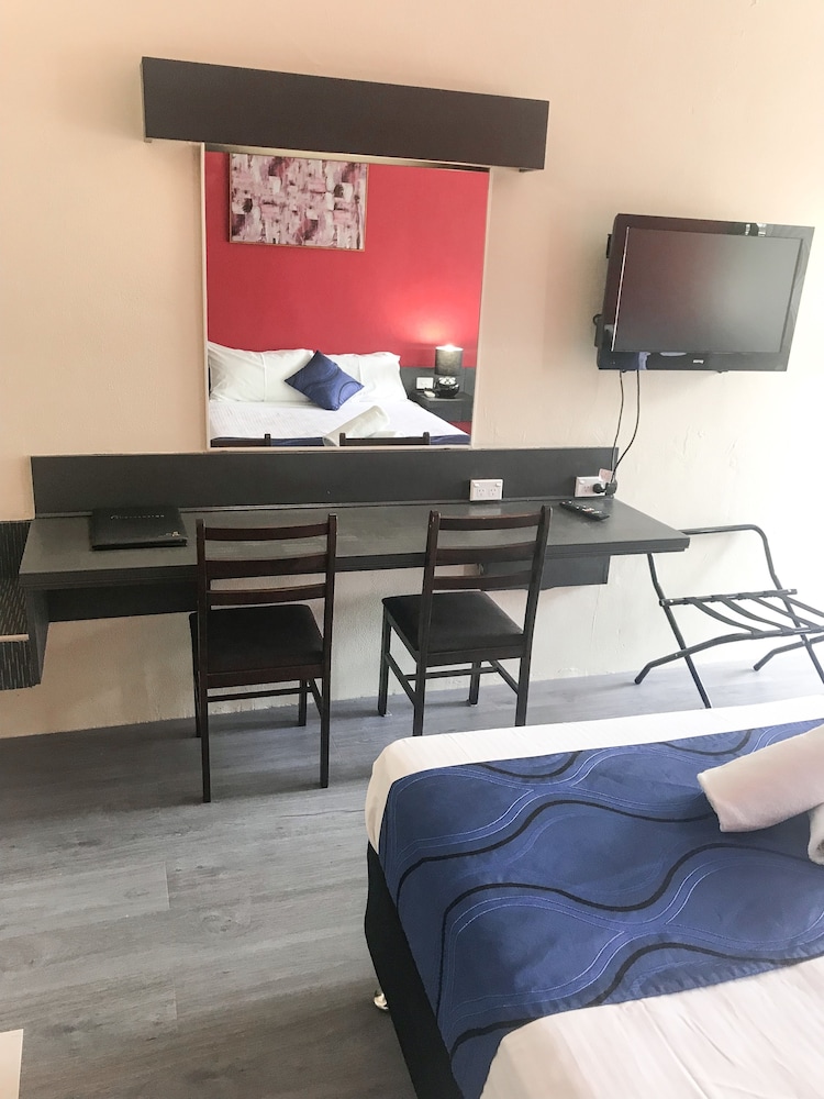 TROPICAL GATEWAY MOTOR INN 27/62
