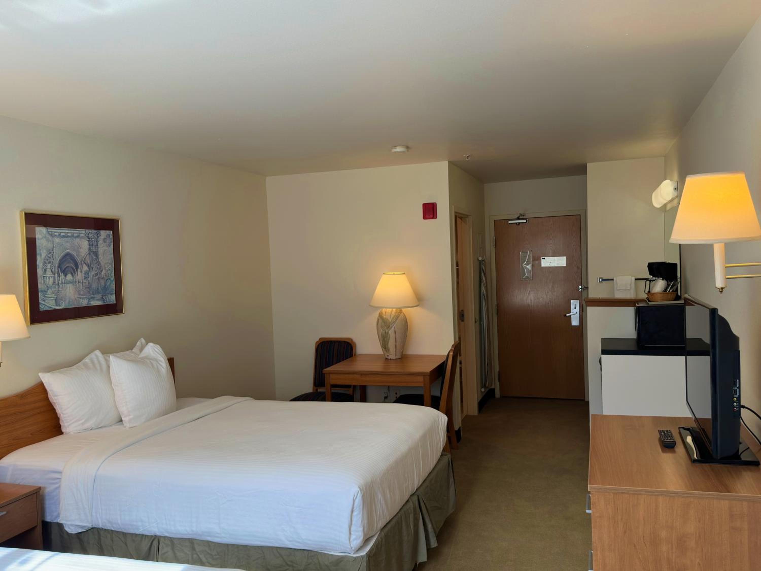 Room, 2 Queen Beds, Peppermill Empress Inn 3/9