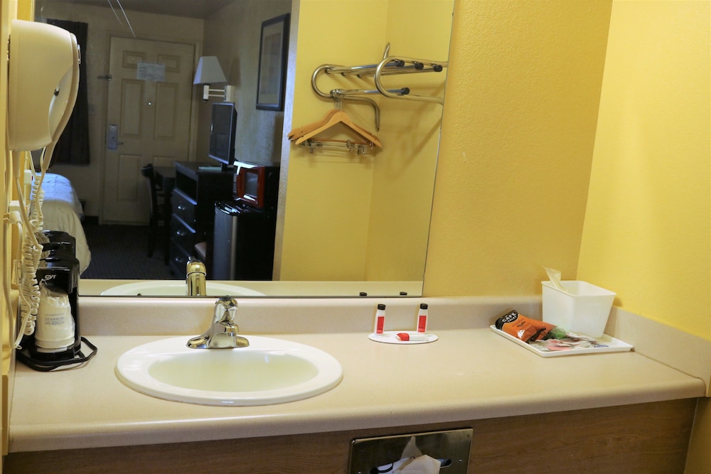Days Inn By Wyndham Fresno South 19/38
