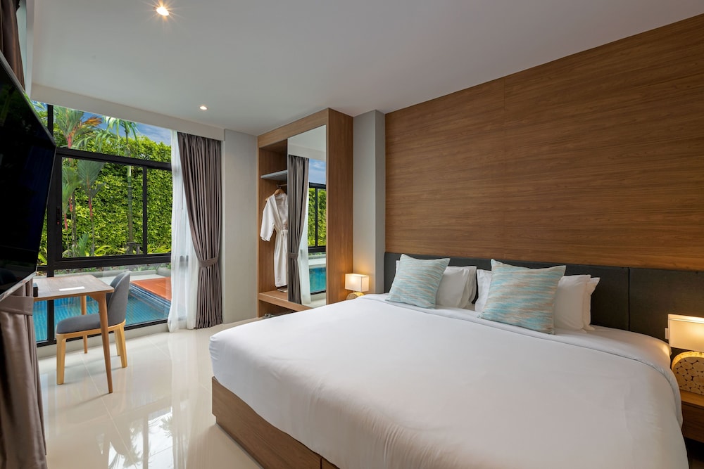 FAMILY SUITE, 1 KING AND 1 SINGLE BEDS, POOL ACCESS
