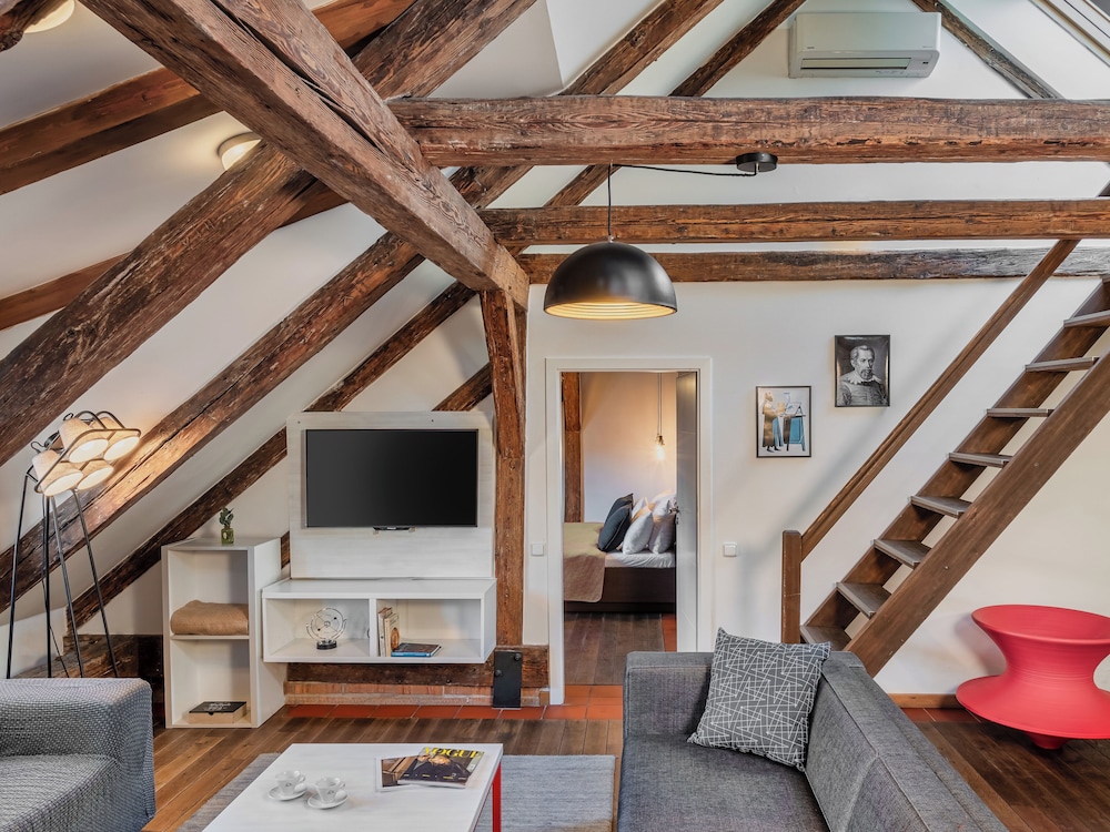 4 Arts Apartments by Adrez Living 30/52