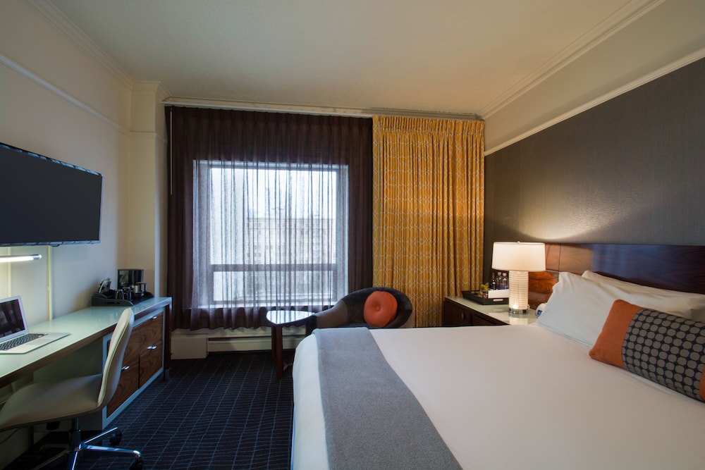 DELUXE, KING BED