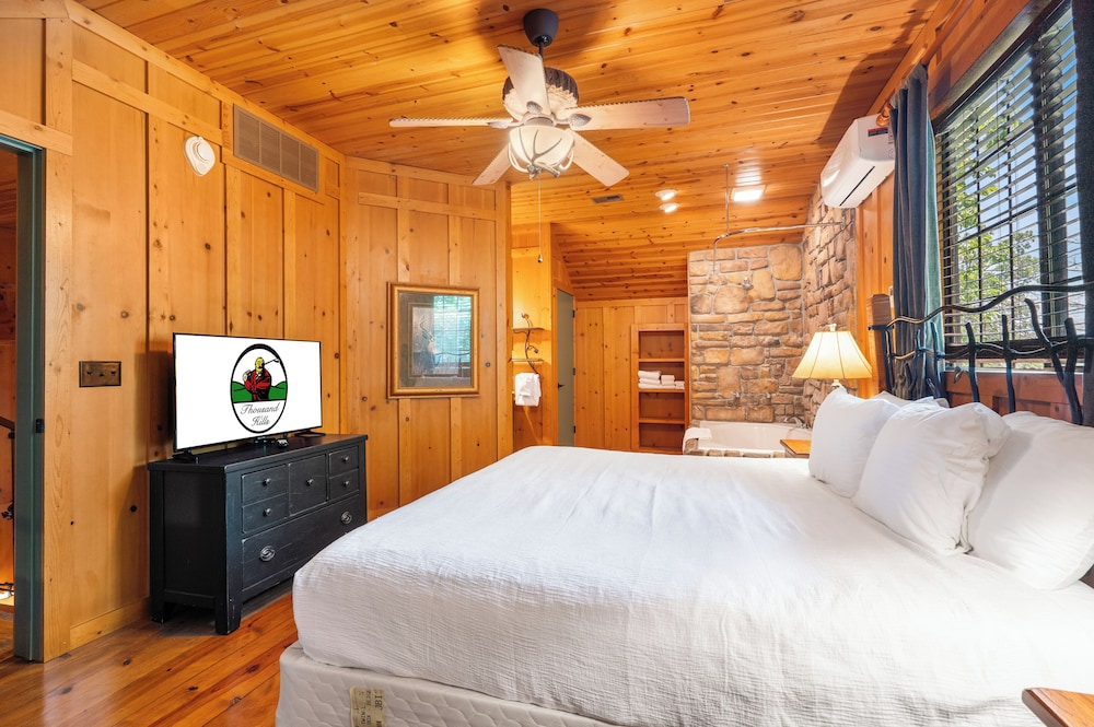 2 BEDROOMS, CABIN, JETTED TUB