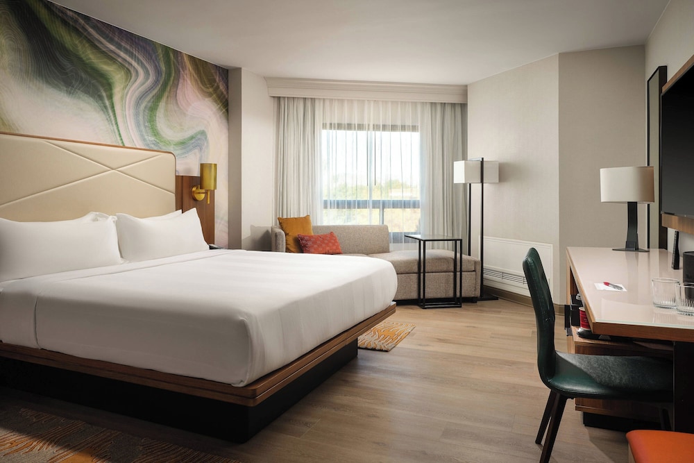 غرفة بسرير كينج مع أريكة لذوي الإعاقة، Fort Collins Marriott 2/4