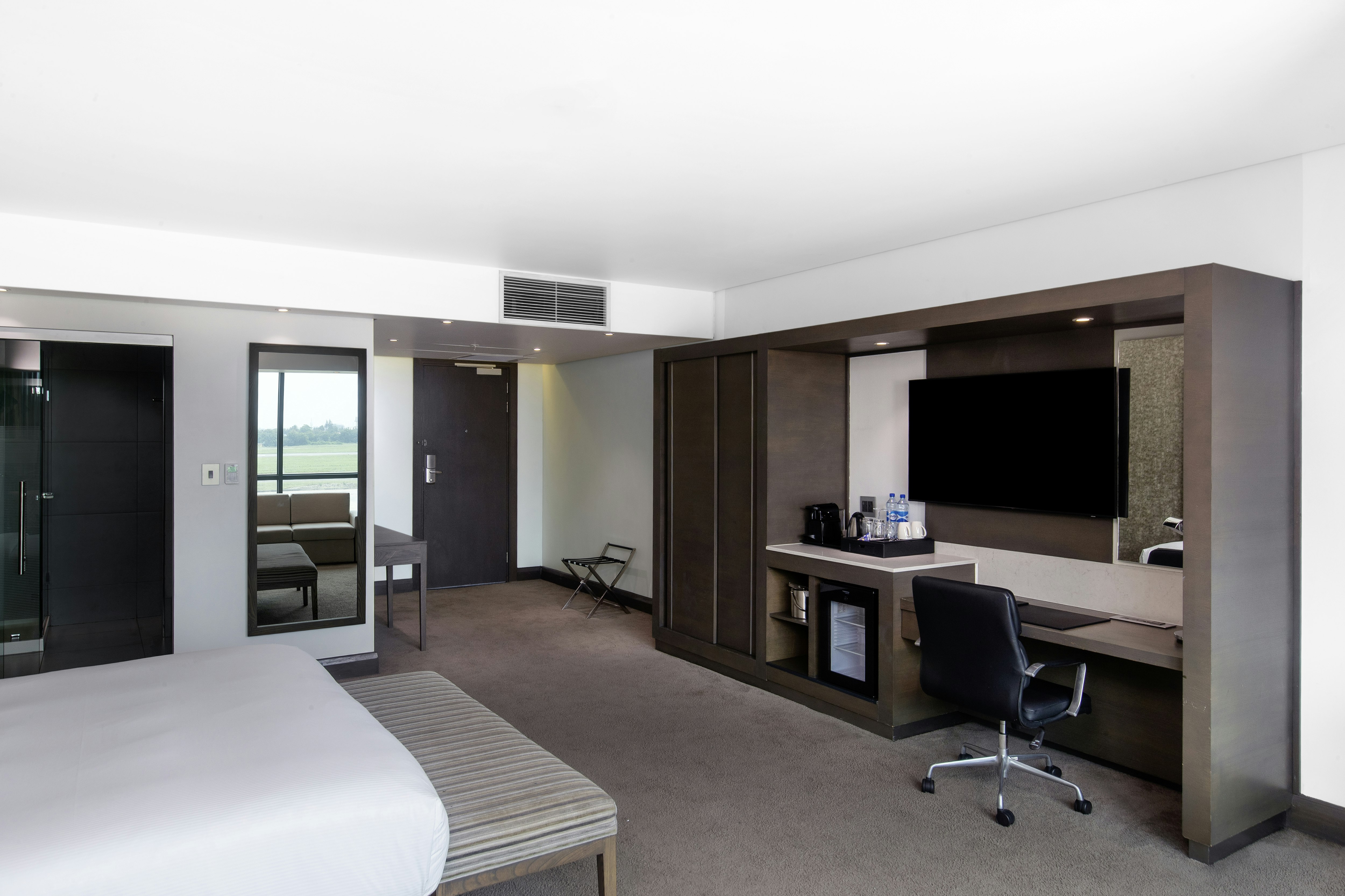 غرفة ديلوكس بسرير كينج مع أريكة، Legend Hotel Lagos Airport Curio Collection By Hilton 6/7