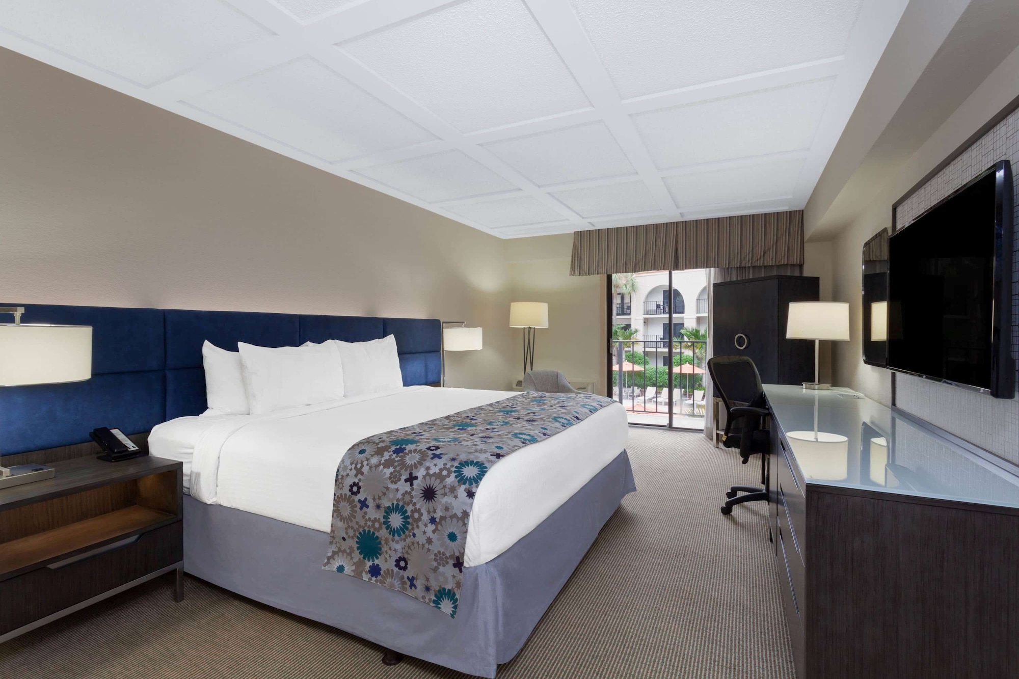 Room, King Bed, Pool View