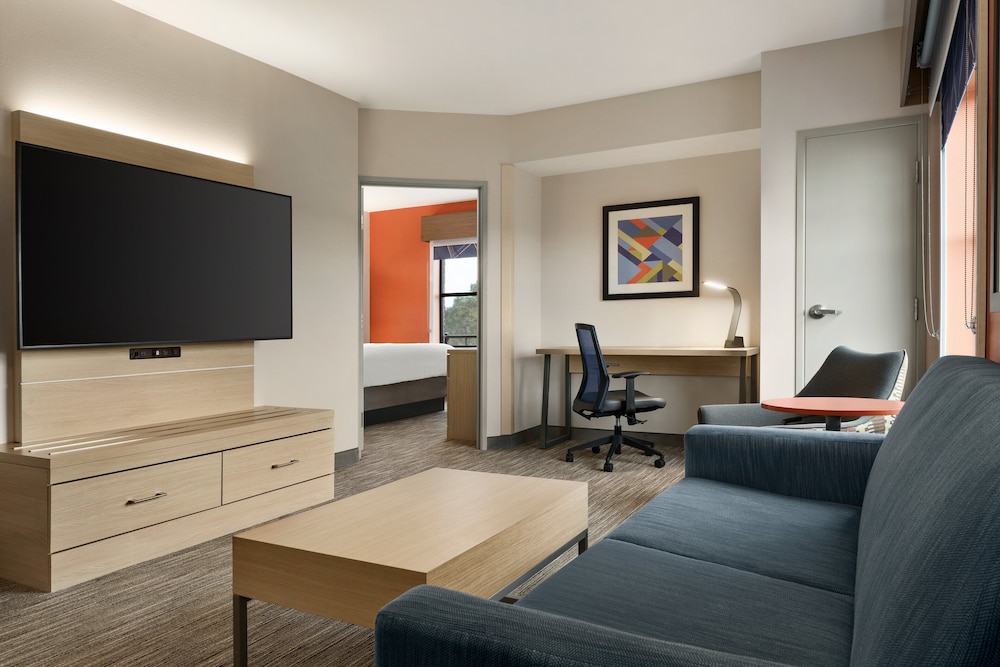 Holiday Inn Express & Suites Charleston - Mount Pleasant 22/37