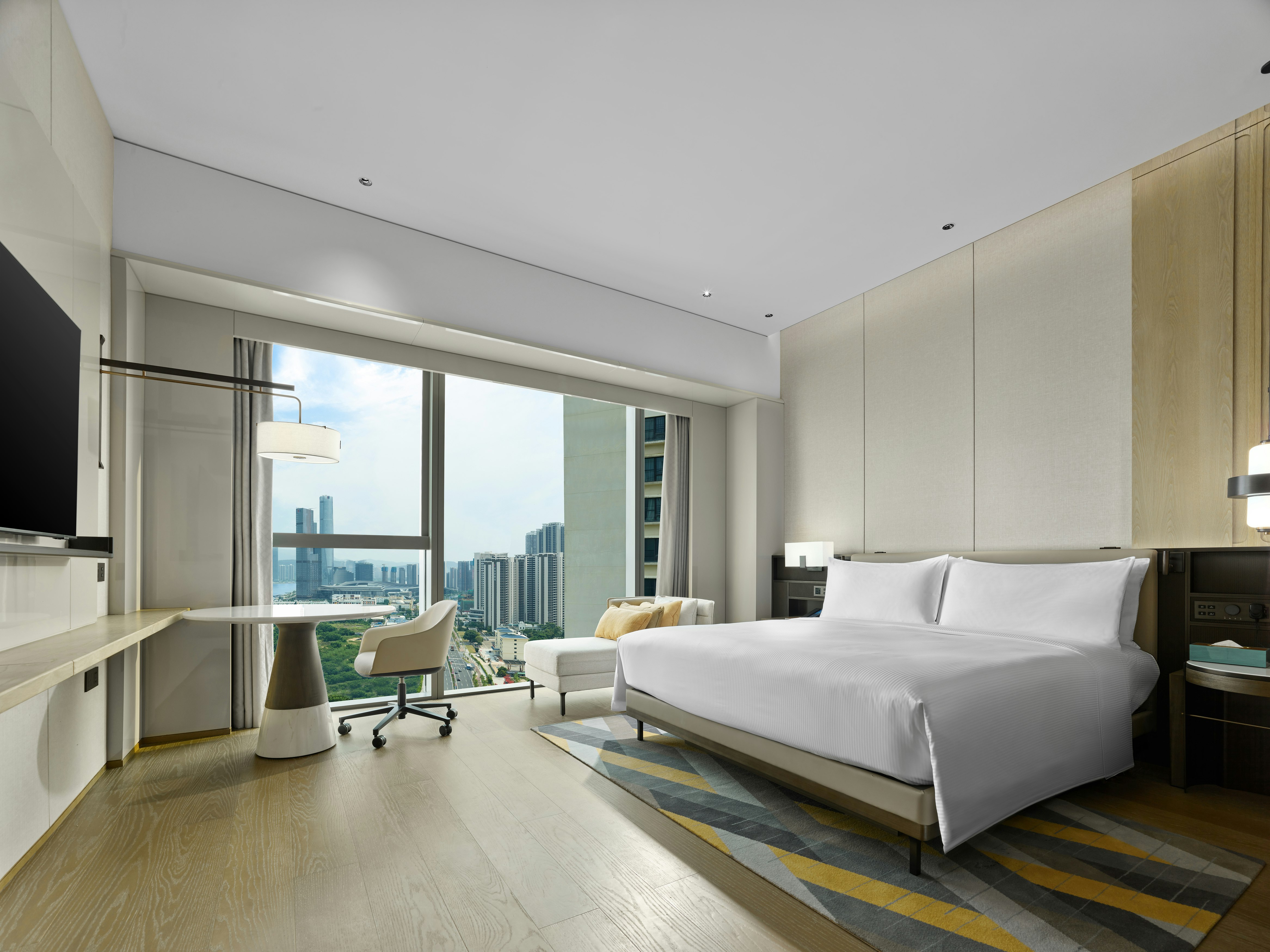 DELUXE, KING BED