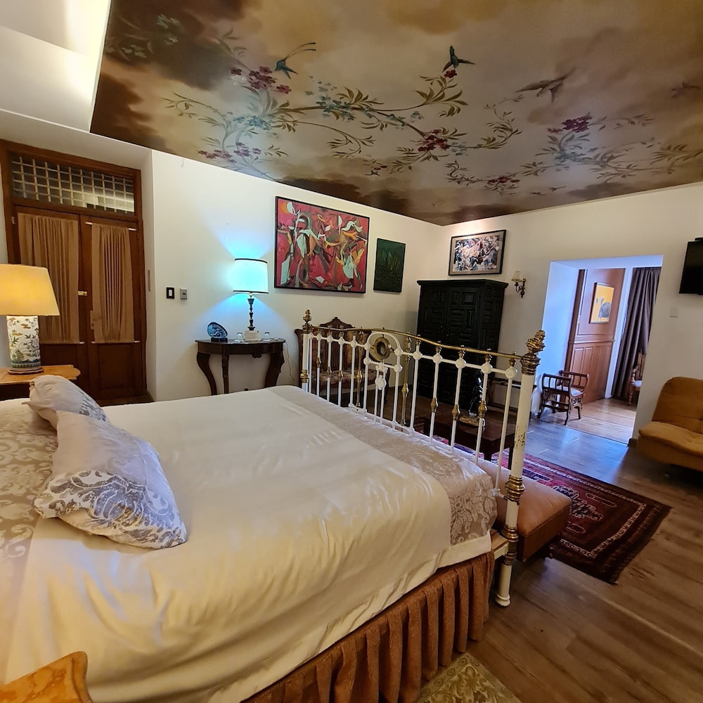 GALLERY, DOUBLE BED, HILL VIEW