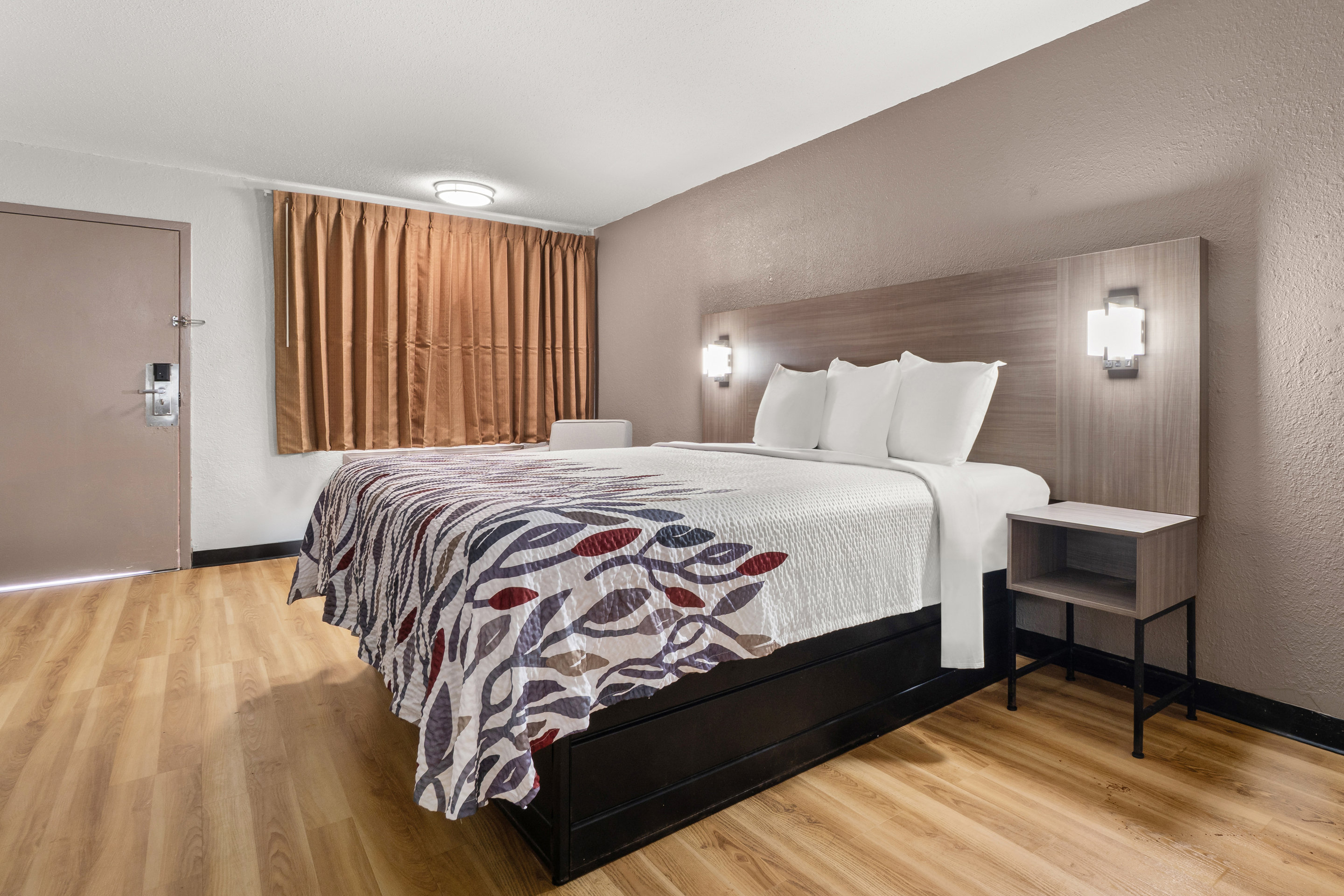 NON-SMOKING DELUXE 1 KING BED, MICRO-FRIDGE