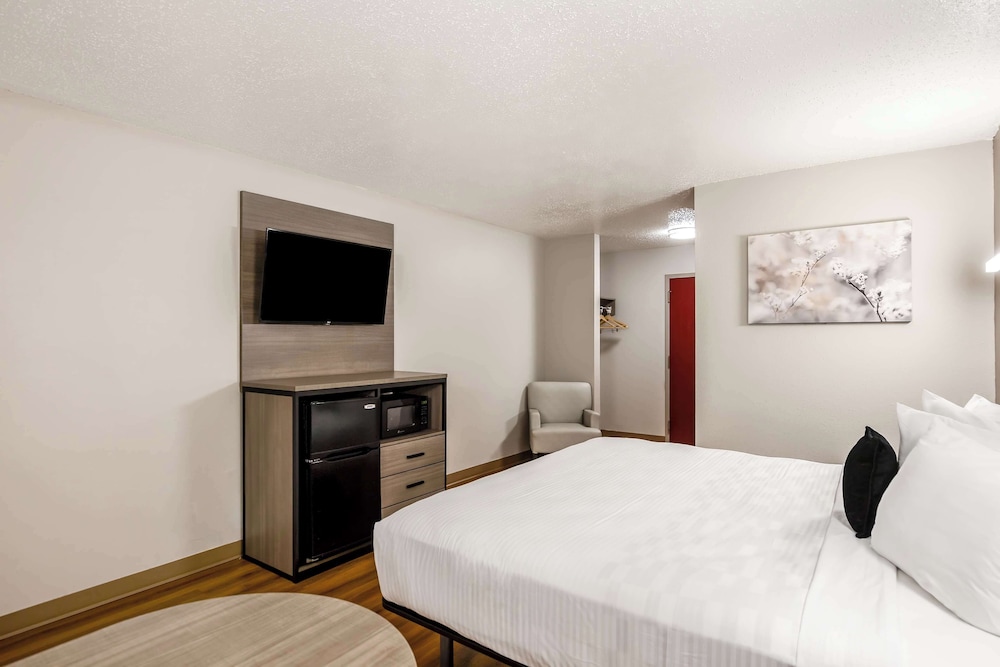 Red Lion Inn & Suites Pontoon Beach 23/55