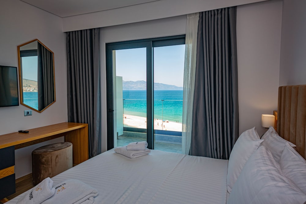 DELUXE, DOUBLE BED