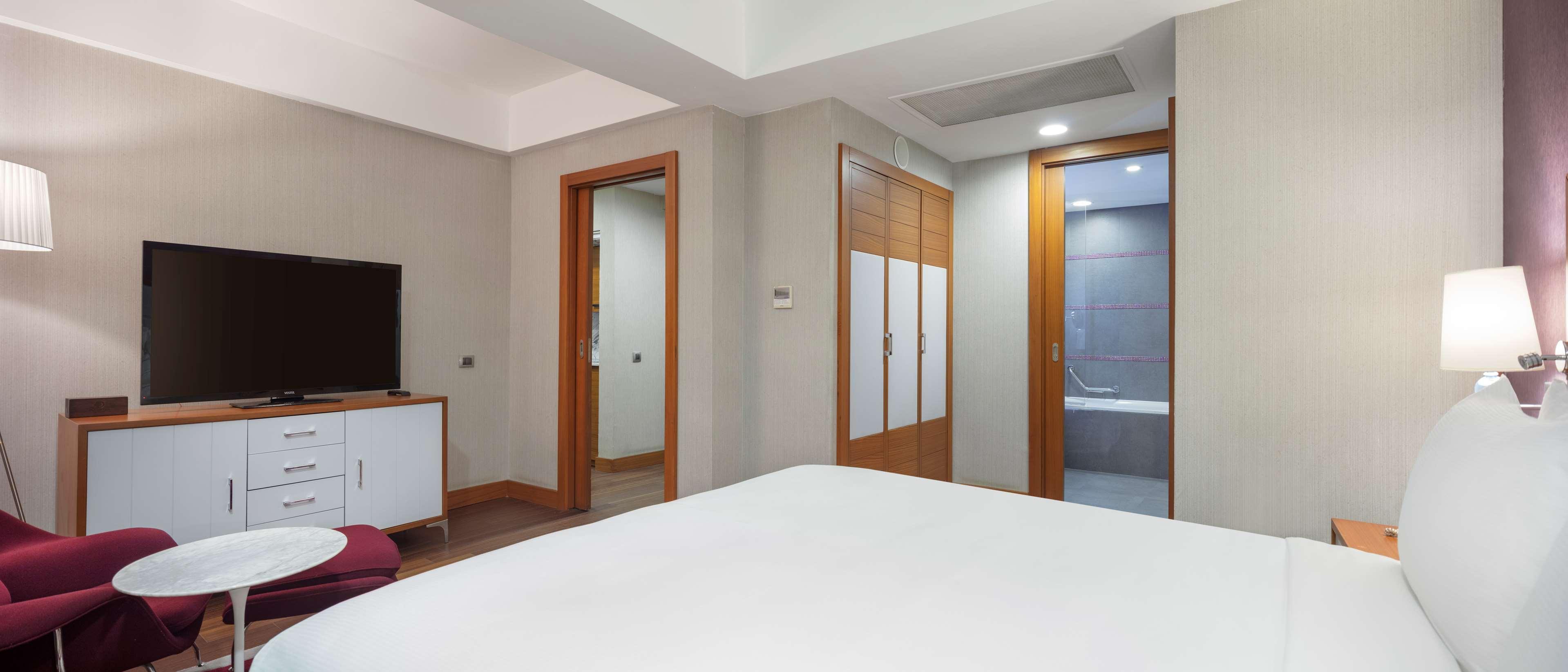 MARINA, SUITE, KING BED, MARINA VIEW