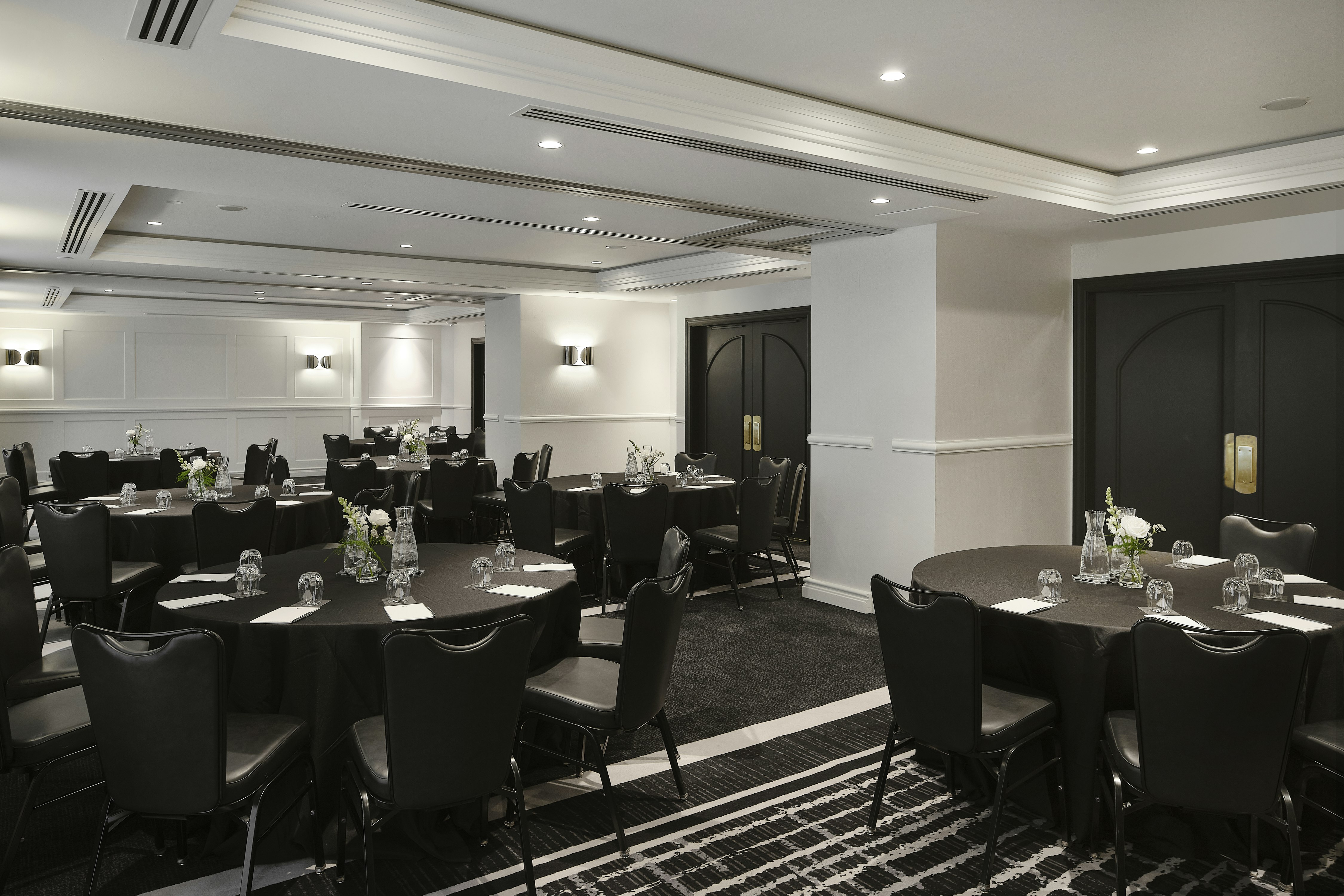 Vogue Hotel Montreal Downtown, Curio Collection by Hilton 44/50
