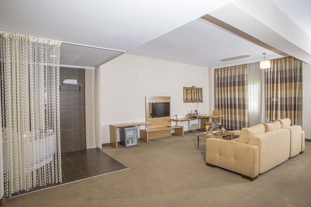 Grand Cali Hotel 24/50