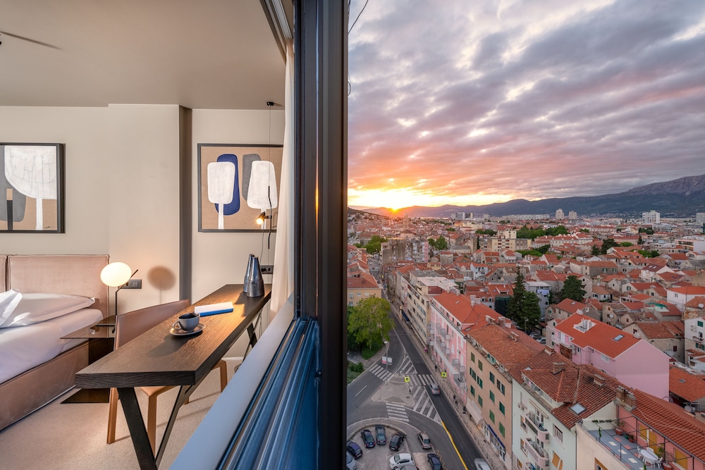 Hotel Royal Suites 49/73
