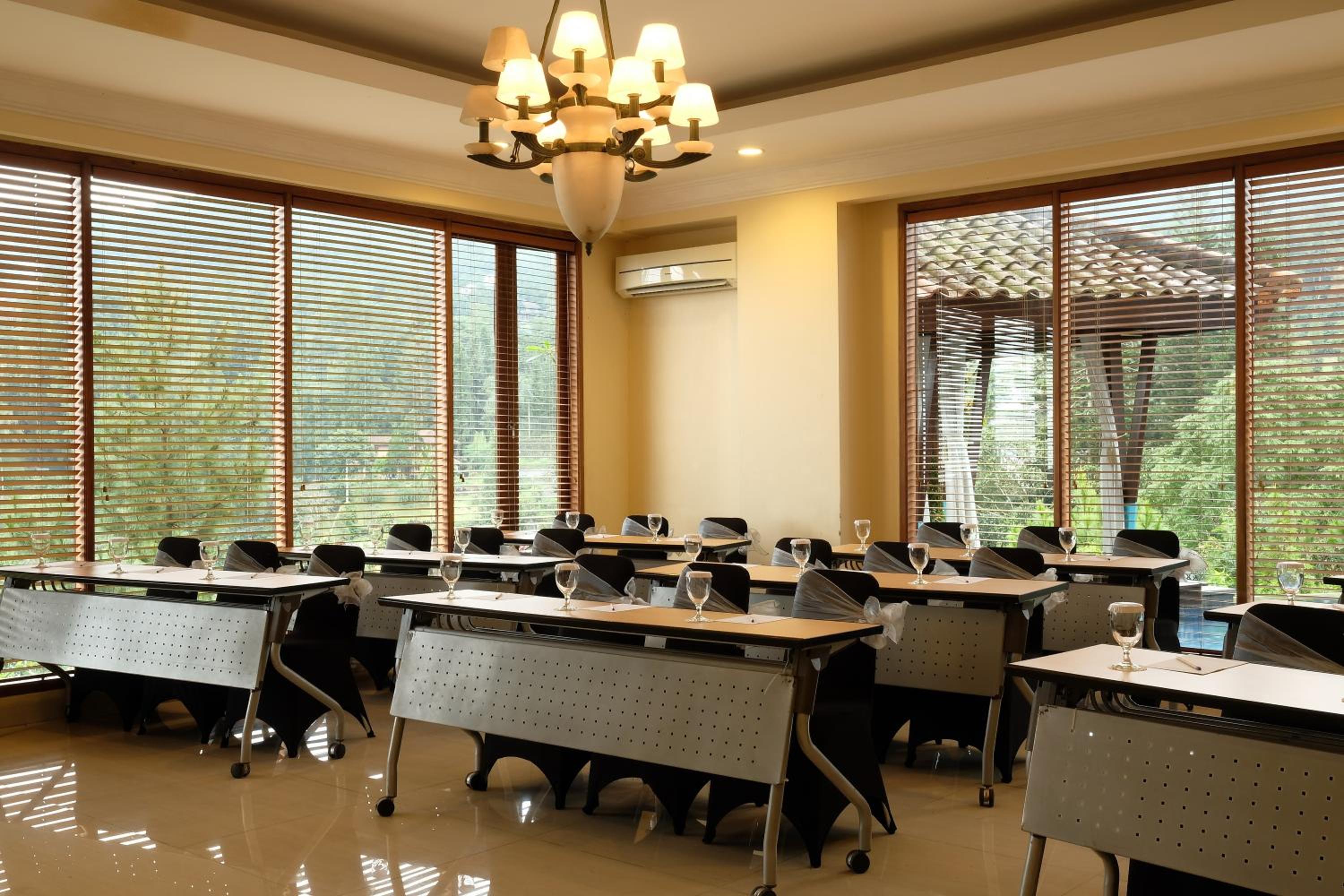 The Grand Hill Bistro Cafe Resort Hotel 44/57