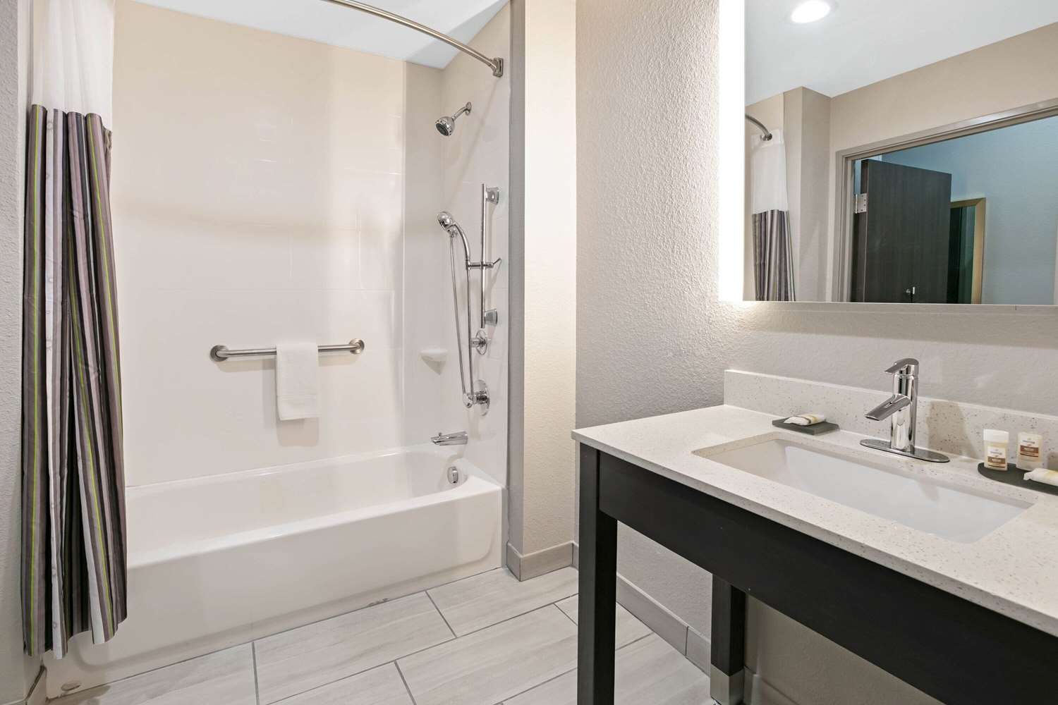 La Quinta Inn & Suites by Wyndham DFW West-Glade Parks 46/47