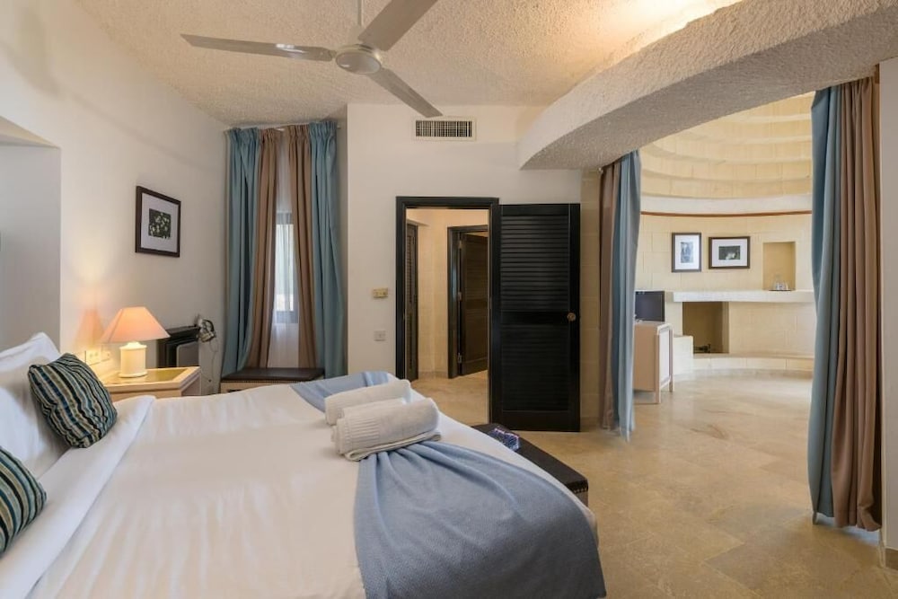 Studio, Suite, Bungalow