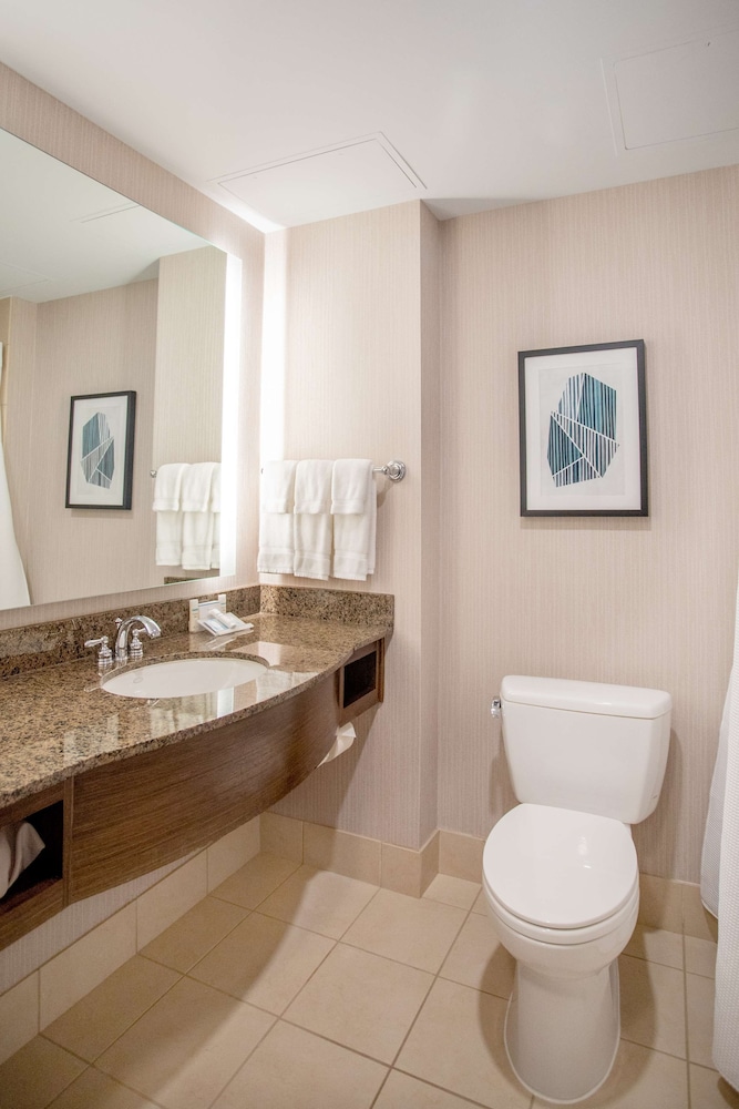 Hilton Garden Inn Bethesda Downtown 53/76