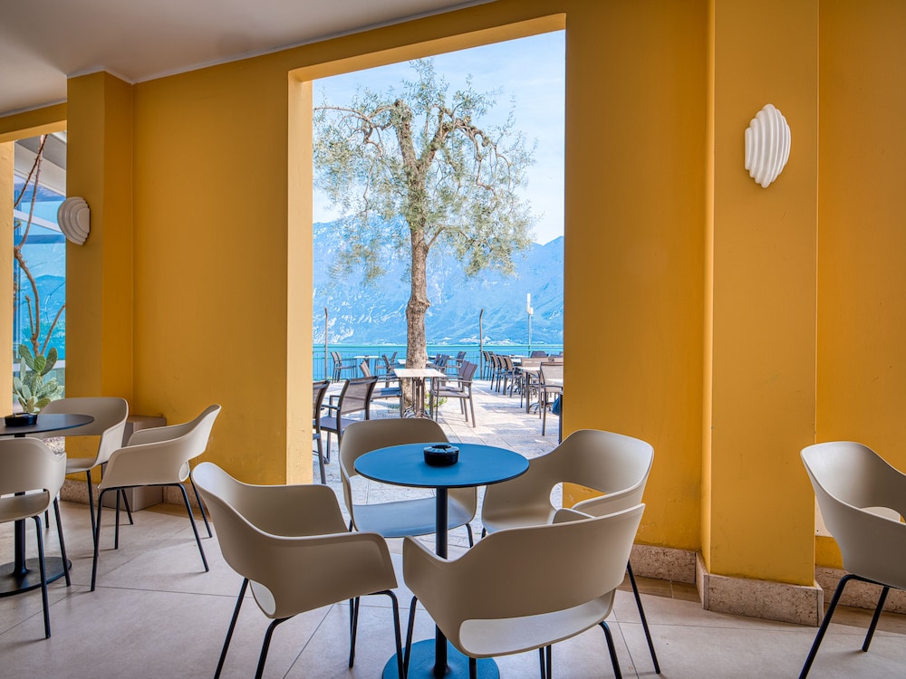 Hotel Cristina 34/50