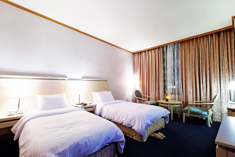 Queen Vell Hotel Wedding 31/63