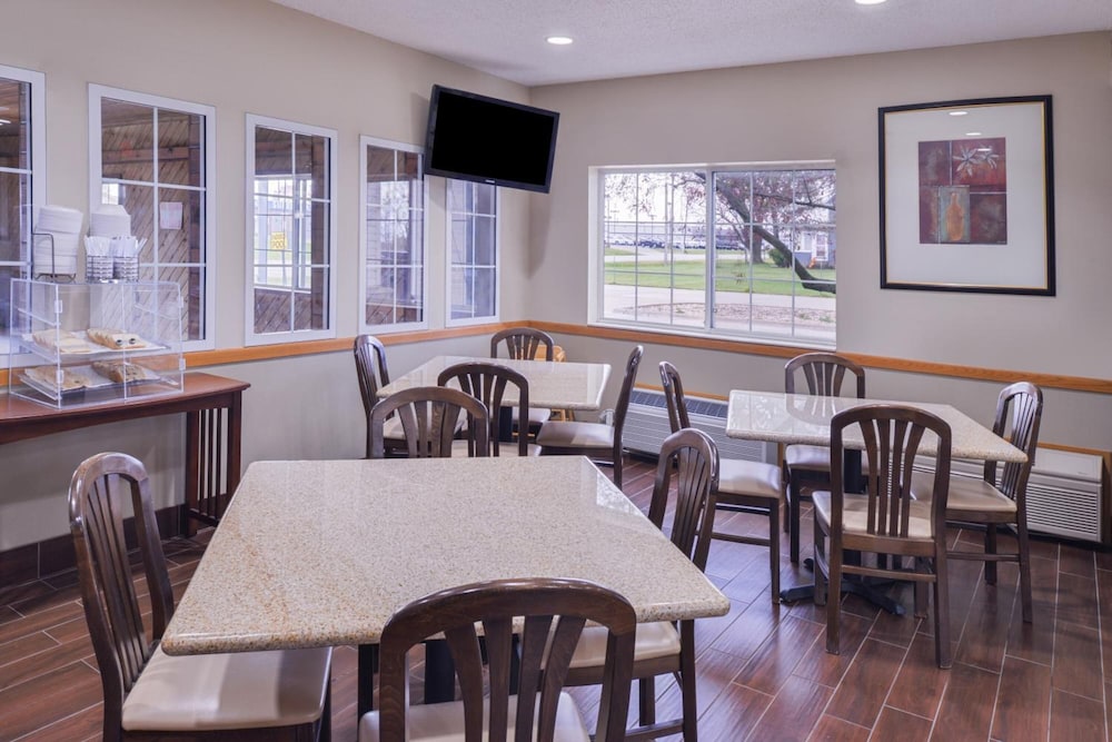 Regency Inn Geneseo 19/21