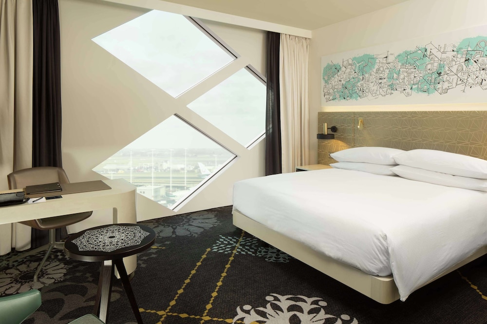 DELUXE, KING BED, AIRPORT VIEW, CORNER