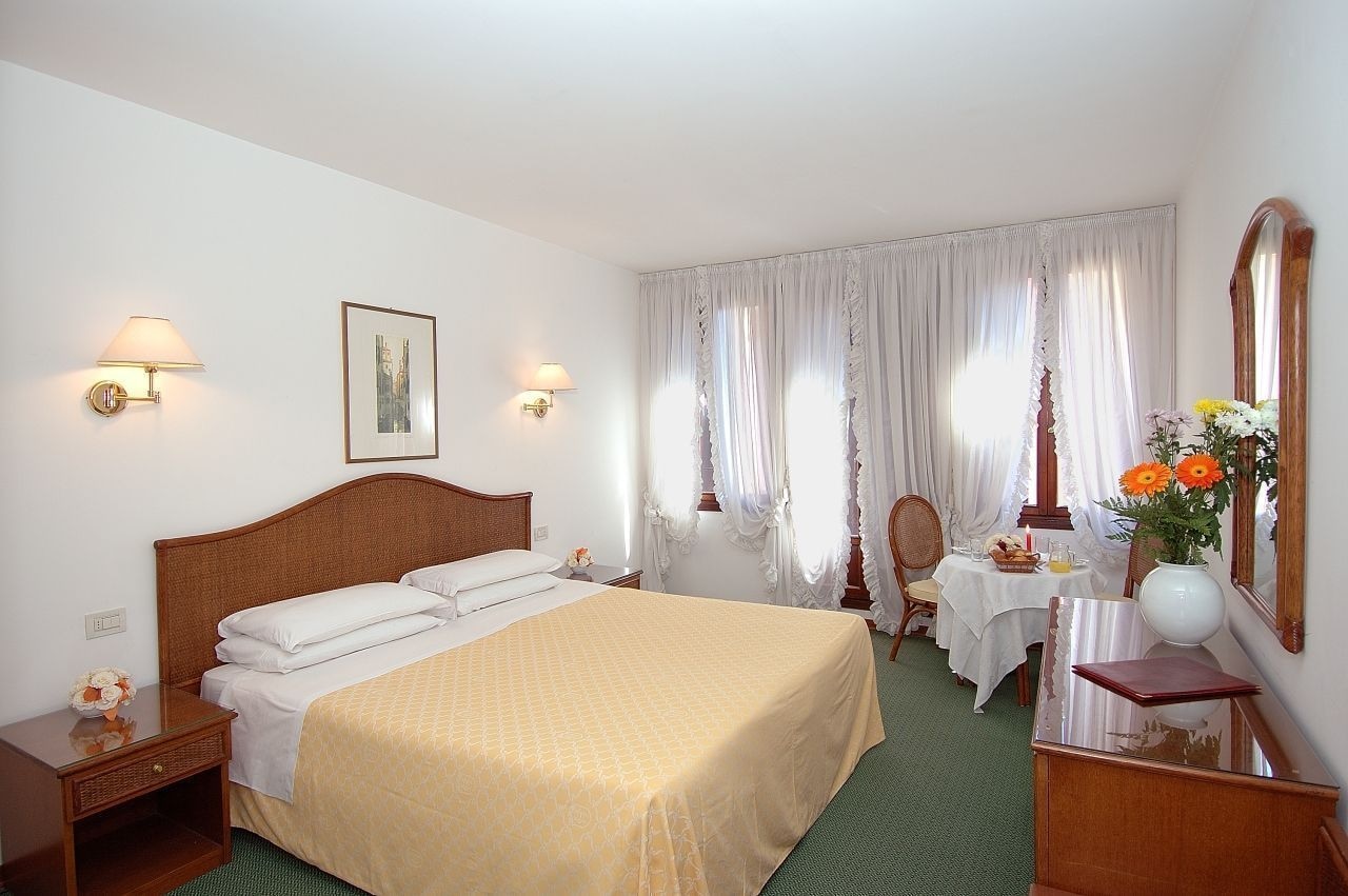 ROOM, SINGLE