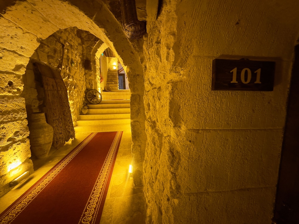 Euphoria Cave House 10/50