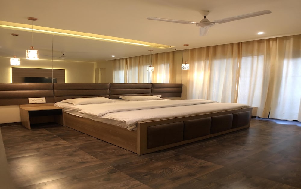 EXECUTIVE, DOUBLE BED, CITY VIEW
