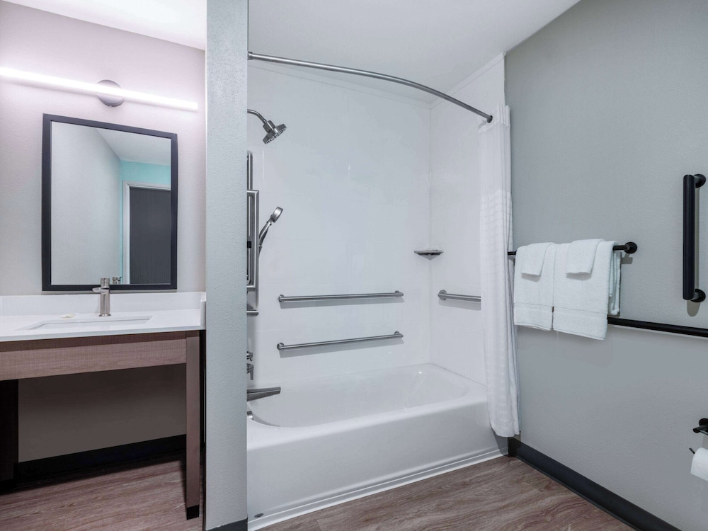 ECHO Suites Extended Stay by Wyndham Spartanburg 25/27