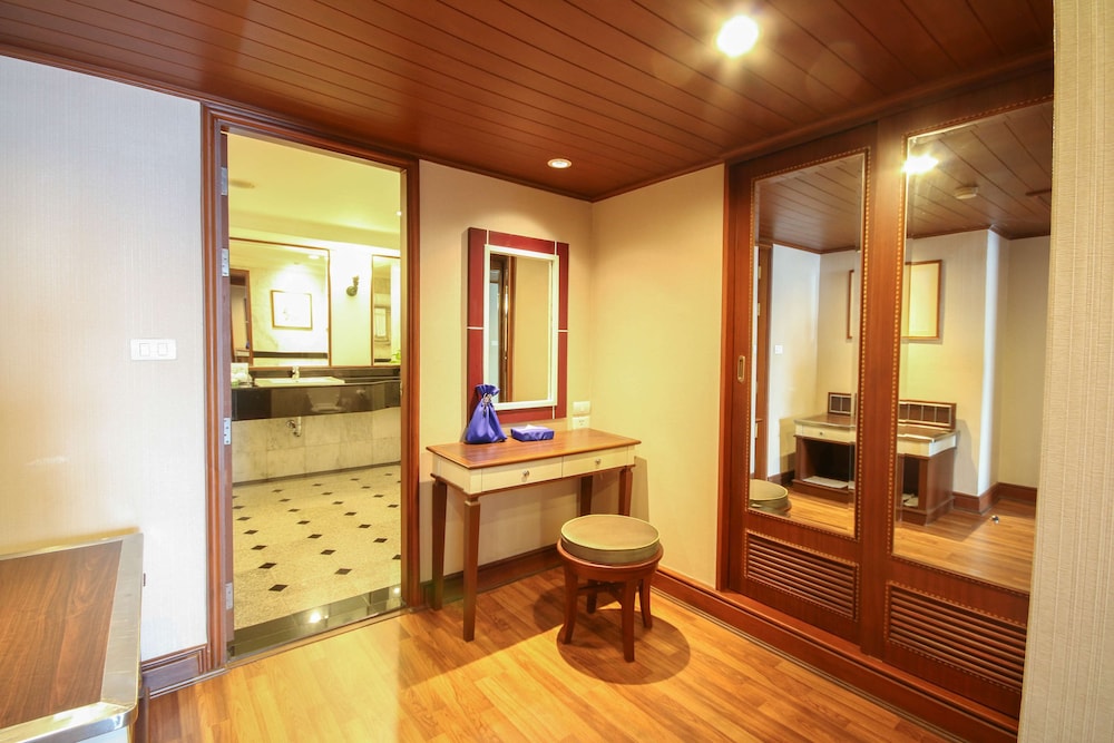 Golden Tulip Sovereign Hotel 25/50