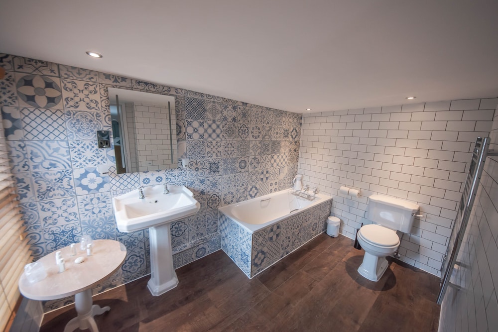 Norfolk Arms Hotel 28/55