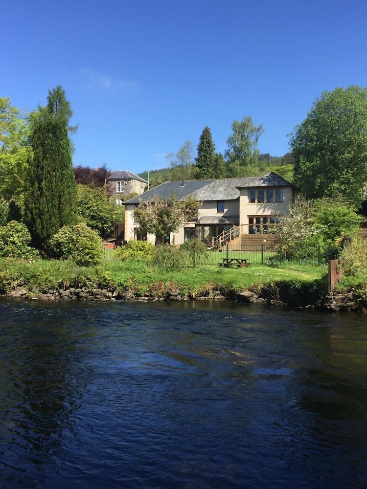 Riverside House 24/32
