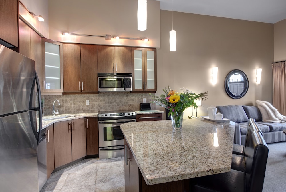 Sunrise Ridge Waterfront Resort 62/82